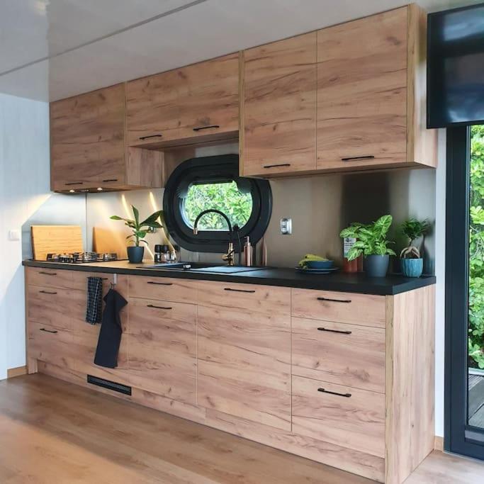 Modern, Brand New Houseboat Near Amsterdam 호텔 모니켄담 외부 사진